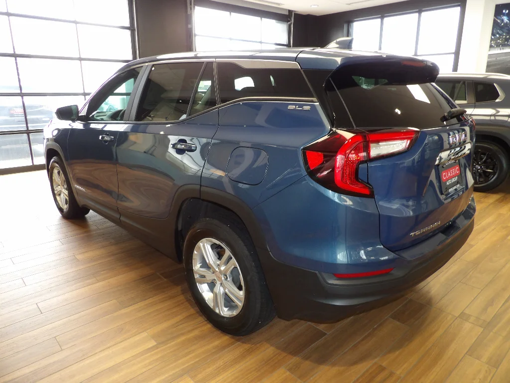 Used 2024 Downpour Metallic GMC SLE image 8