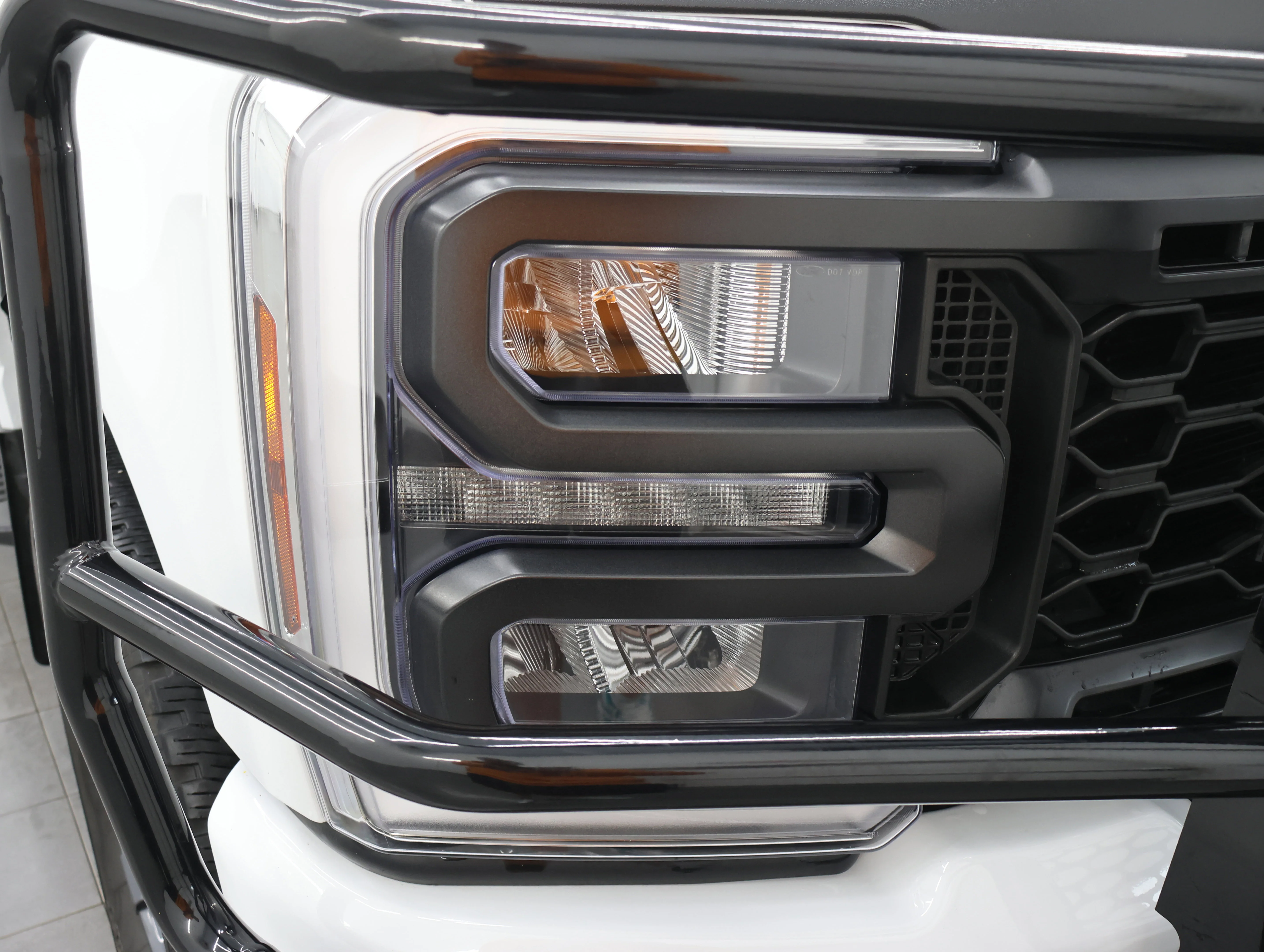 Used 2024 Oxford White Ford Lariat image 25