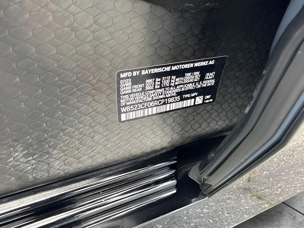 Used 2024 Gray BMW xDrive50 image 25