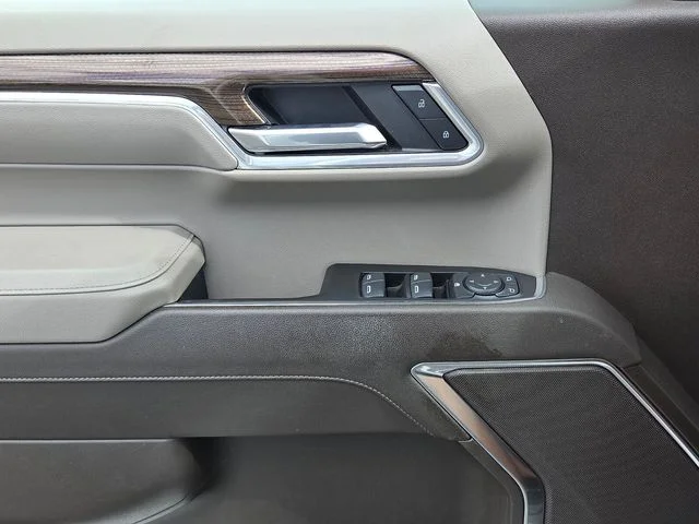 Used 2025 Summit White Chevrolet LT image 25