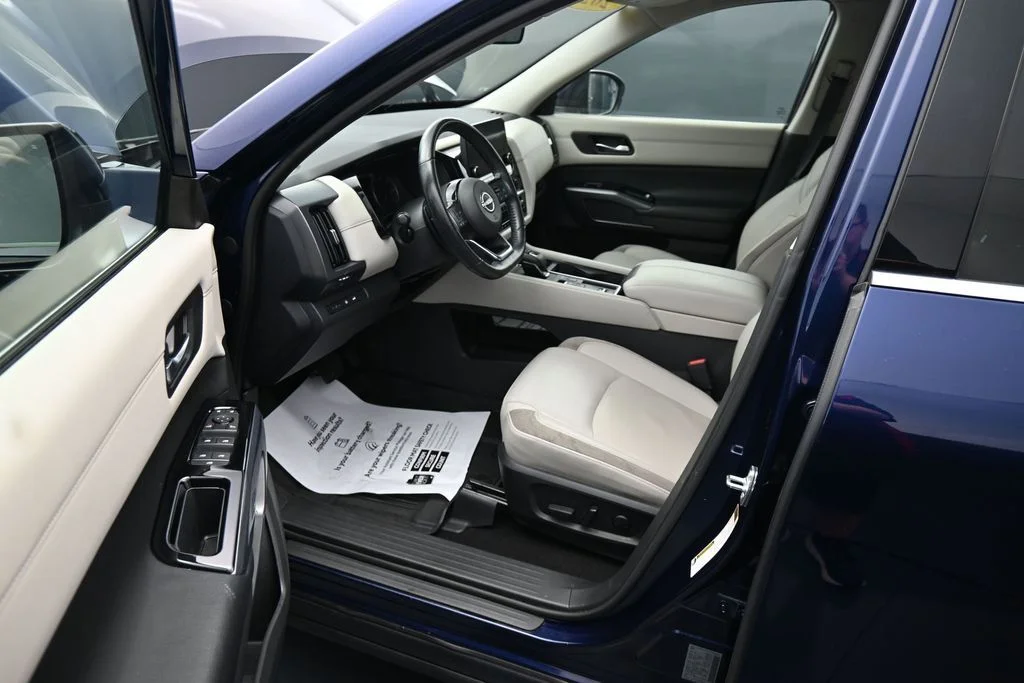 Used 2023 Blue Nissan SL image 15