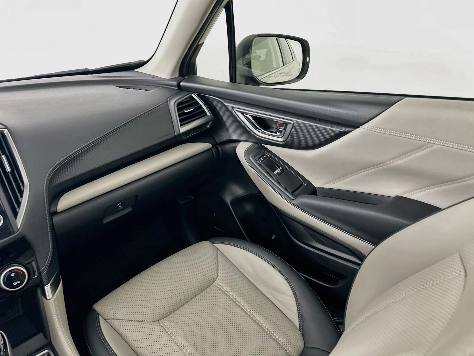 Used 2024 White Subaru  image 23