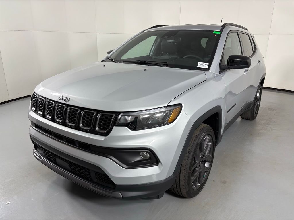 New 2026 Silver Zynith Metallic Clearcoat Jeep Latitude image 4