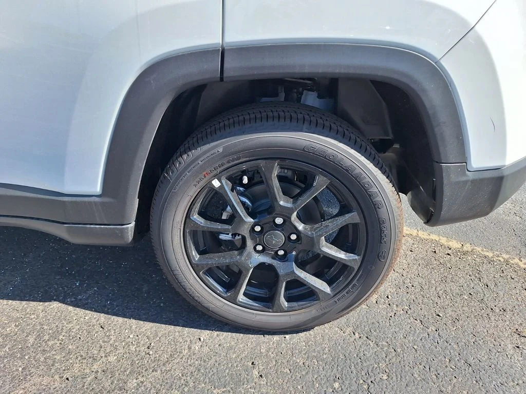 New 2026 Bright White Clearcoat Jeep Latitude image 15