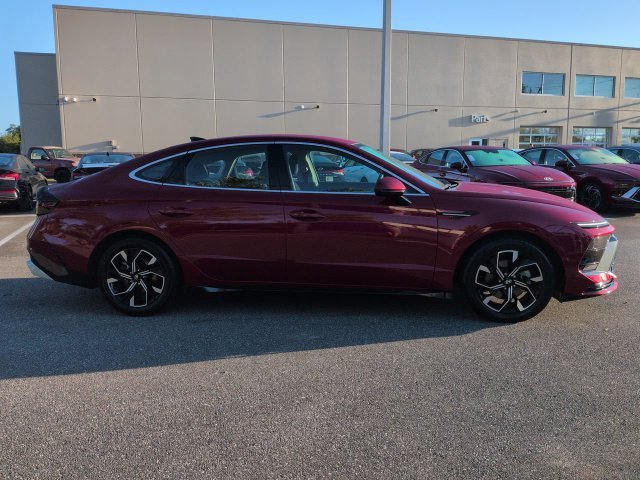 Used 2024 Red Hyundai SEL image 4