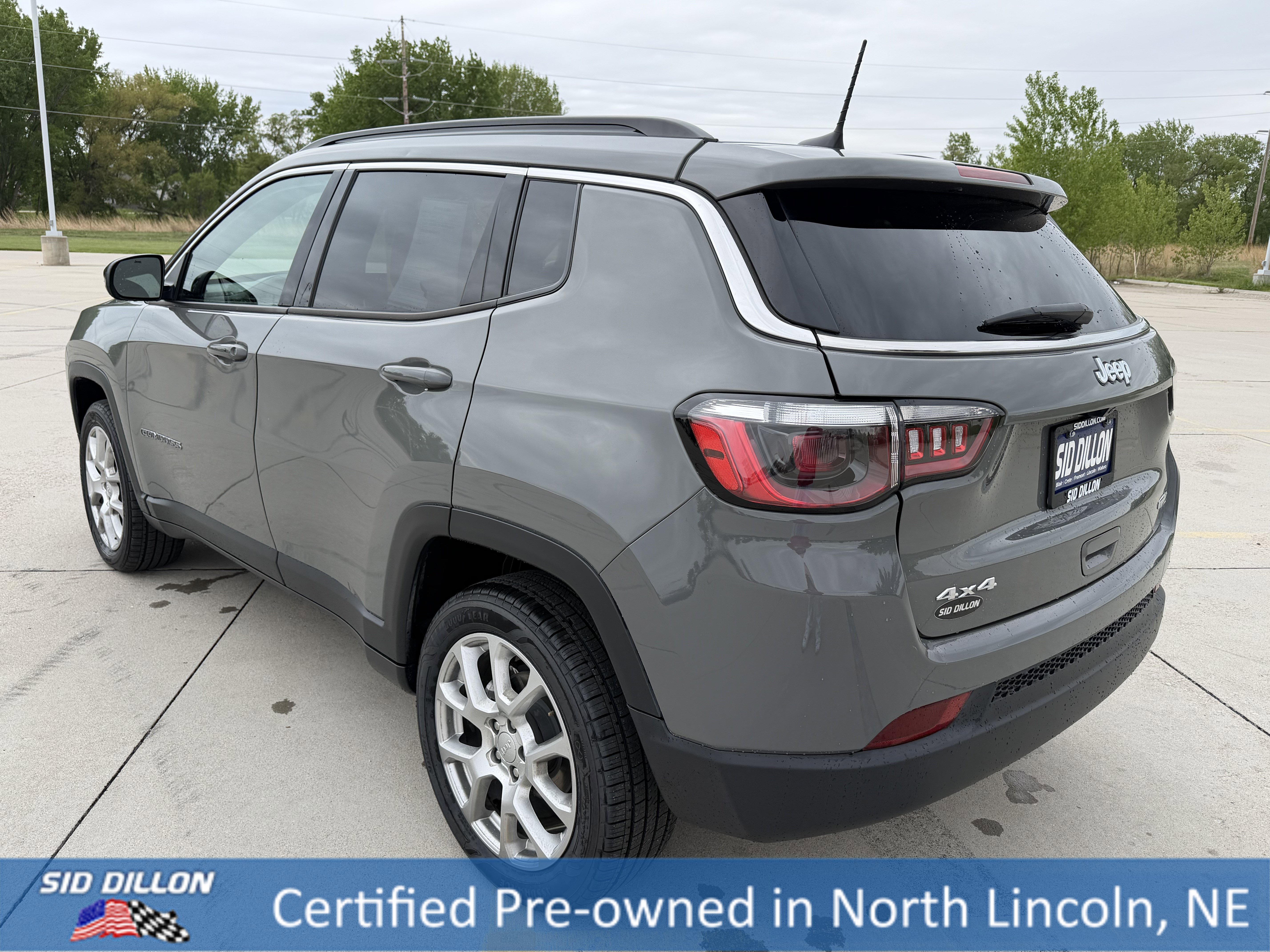 Used 2023 Sting-Gray Clearcoat Jeep Latitude Lux image 7