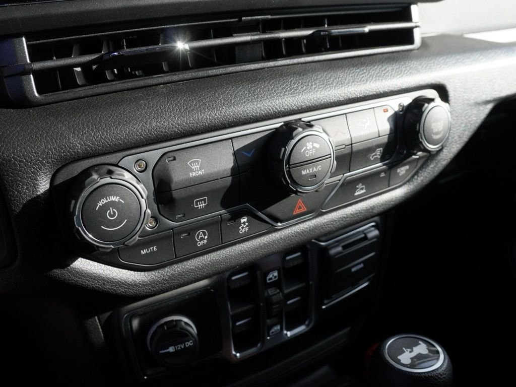 New 2026 Bright White Clear-Coat Exterior Paint Jeep Sport image 14