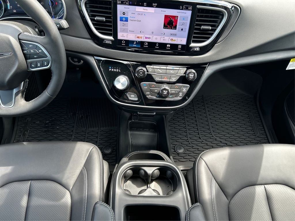 2025 Chrysler Voyager LX - Photo 21