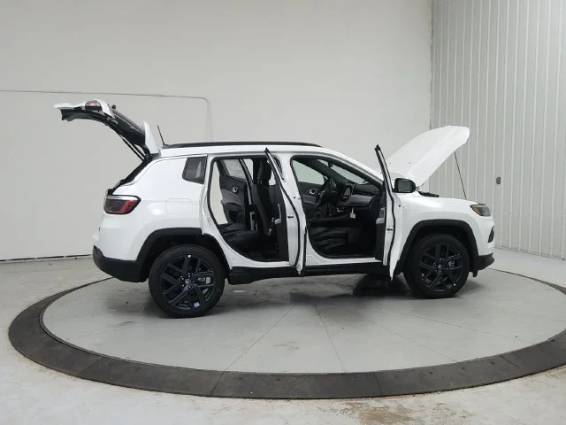 New 2026 Bright White Clear-Coat Exterior Paint Jeep Latitude image 45