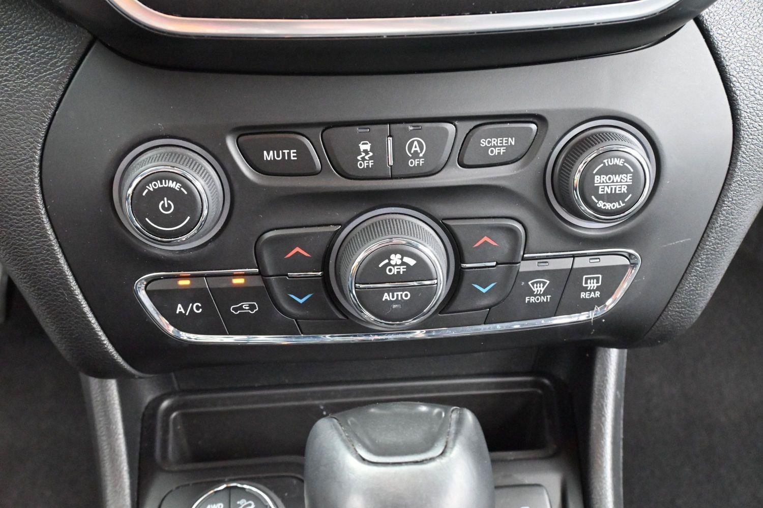 Used 2022 Bright White Clearcoat Jeep Trailhawk image 24