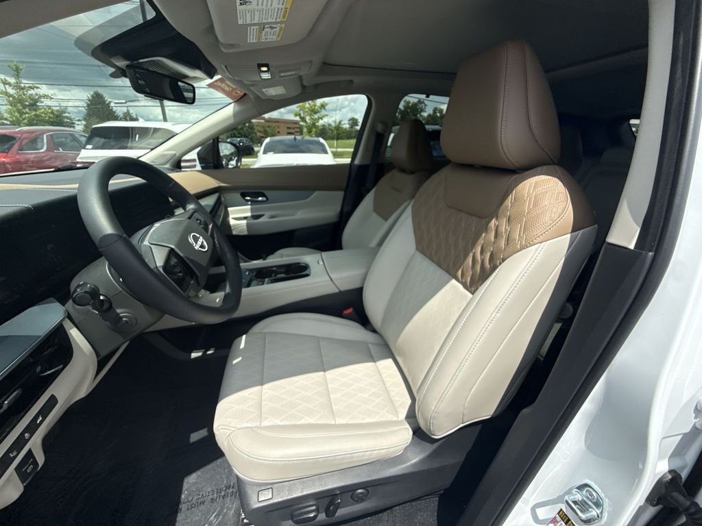 Used 2025 White Nissan Platinum image 11