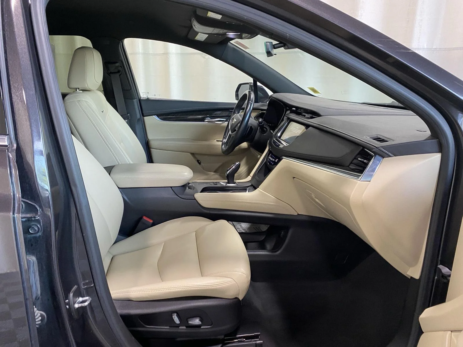 Used 2018 Dark Granite Metallic Cadillac FWD image 11