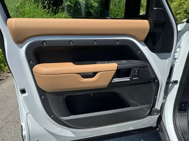 New 2026 Fuji White LAND ROVER X-Dynamic SE image 8