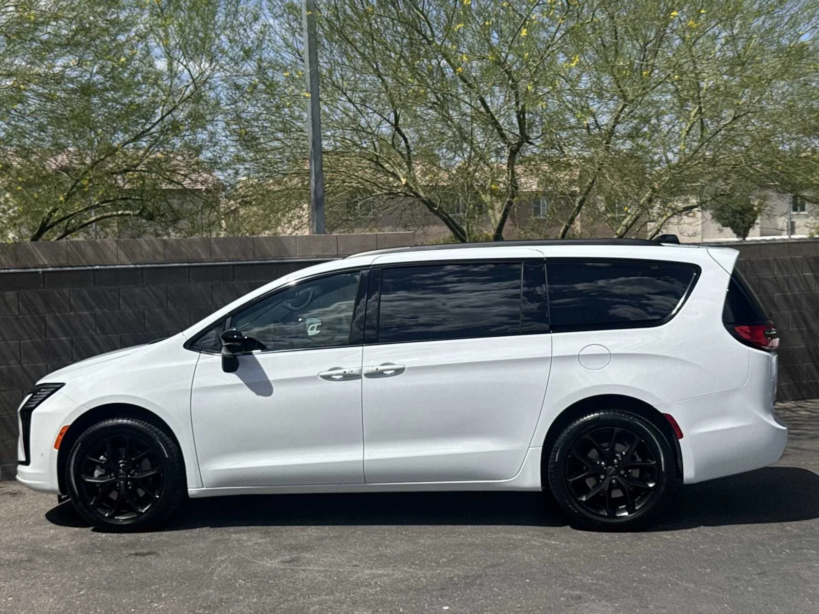 New 2027 Bright White Clear-Coat Exterior Paint Chrysler Limited image 5