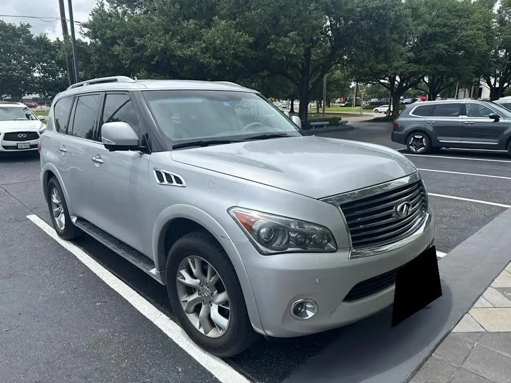 Used 2011 Liquid Platinum INFINITI 8-passenger image 2