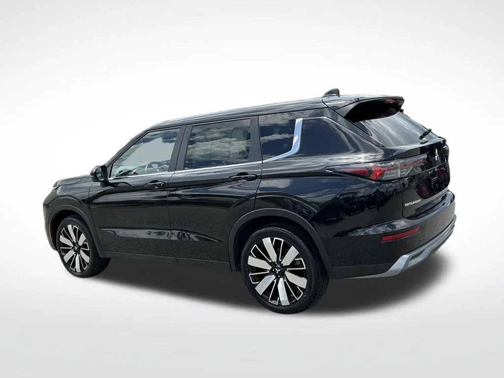 Used 2025  Mitsubishi SE image 3