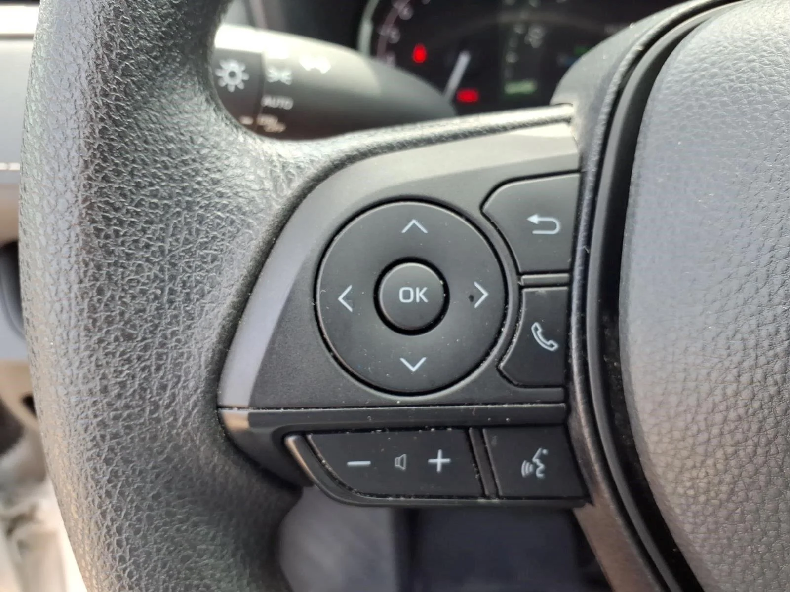 Used 2025 Ice Cap Toyota XLE image 21
