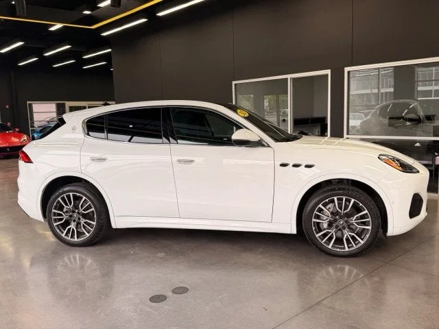 Used 2025 White Maserati Base image 6