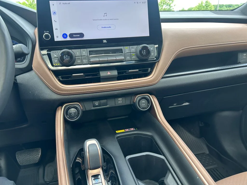 Certified Used 2025  Toyota MAX Platinum image 11
