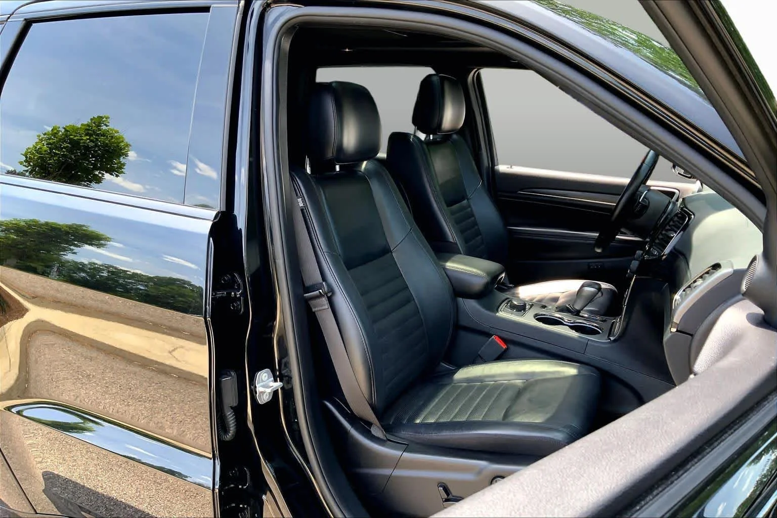 Used 2020 Diamond Black Crystal Pearlcoat Jeep Limited X image 8