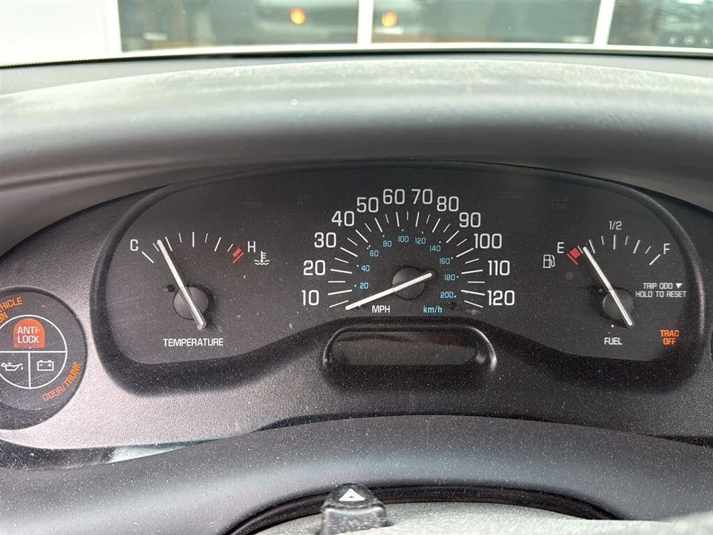 Used 2002 White Buick Custom image 3