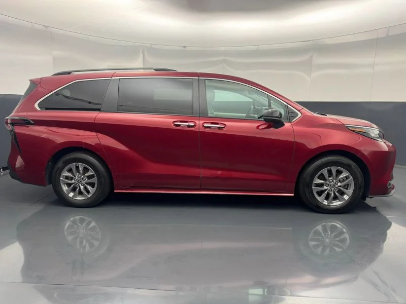 Used 2023  Toyota XLE Minivan 4D image 2