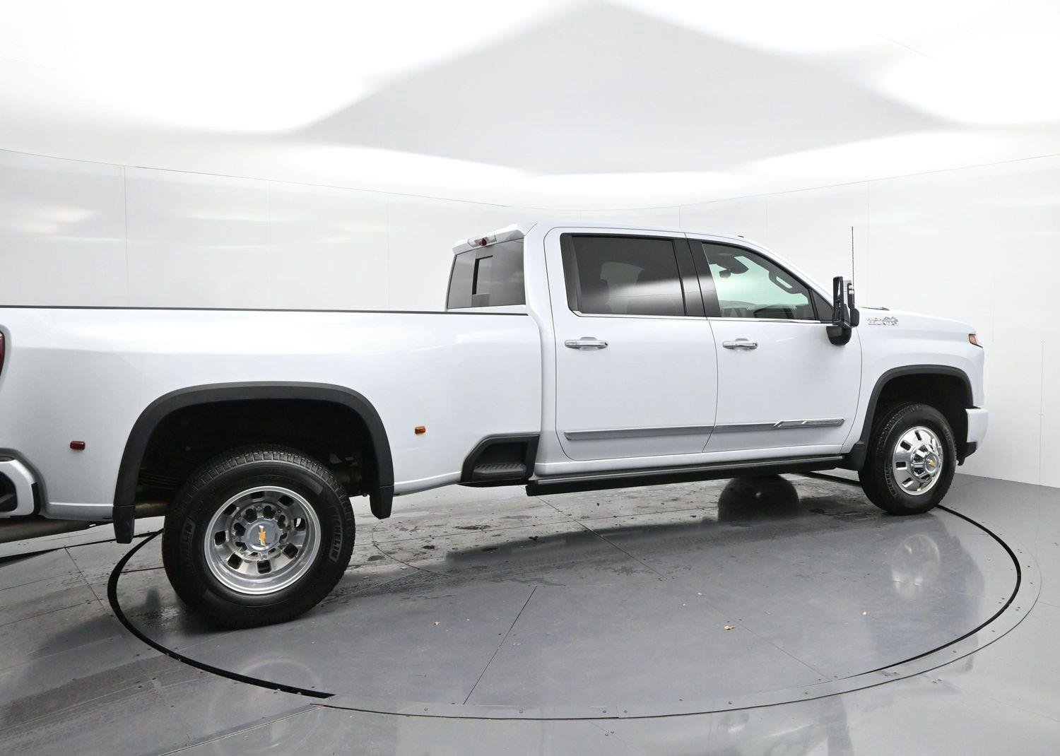 Used 2026 Polar White Tricoat Chevrolet High Country DRW image 8