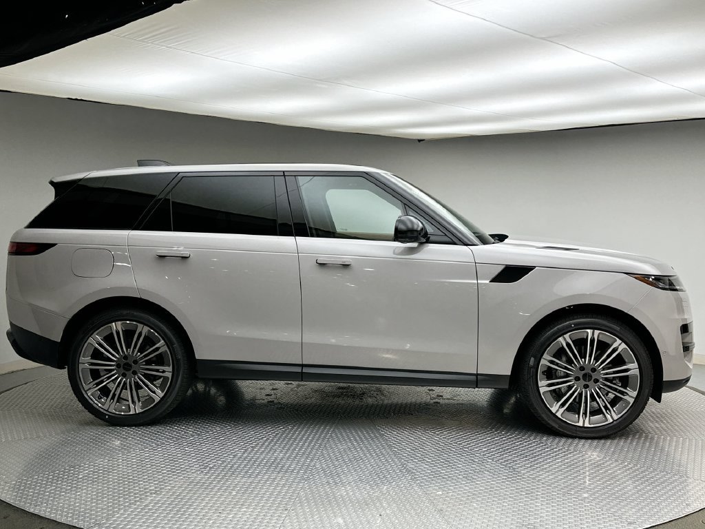 New 2027 Borasco Grey Metallic Land Rover SE image 4