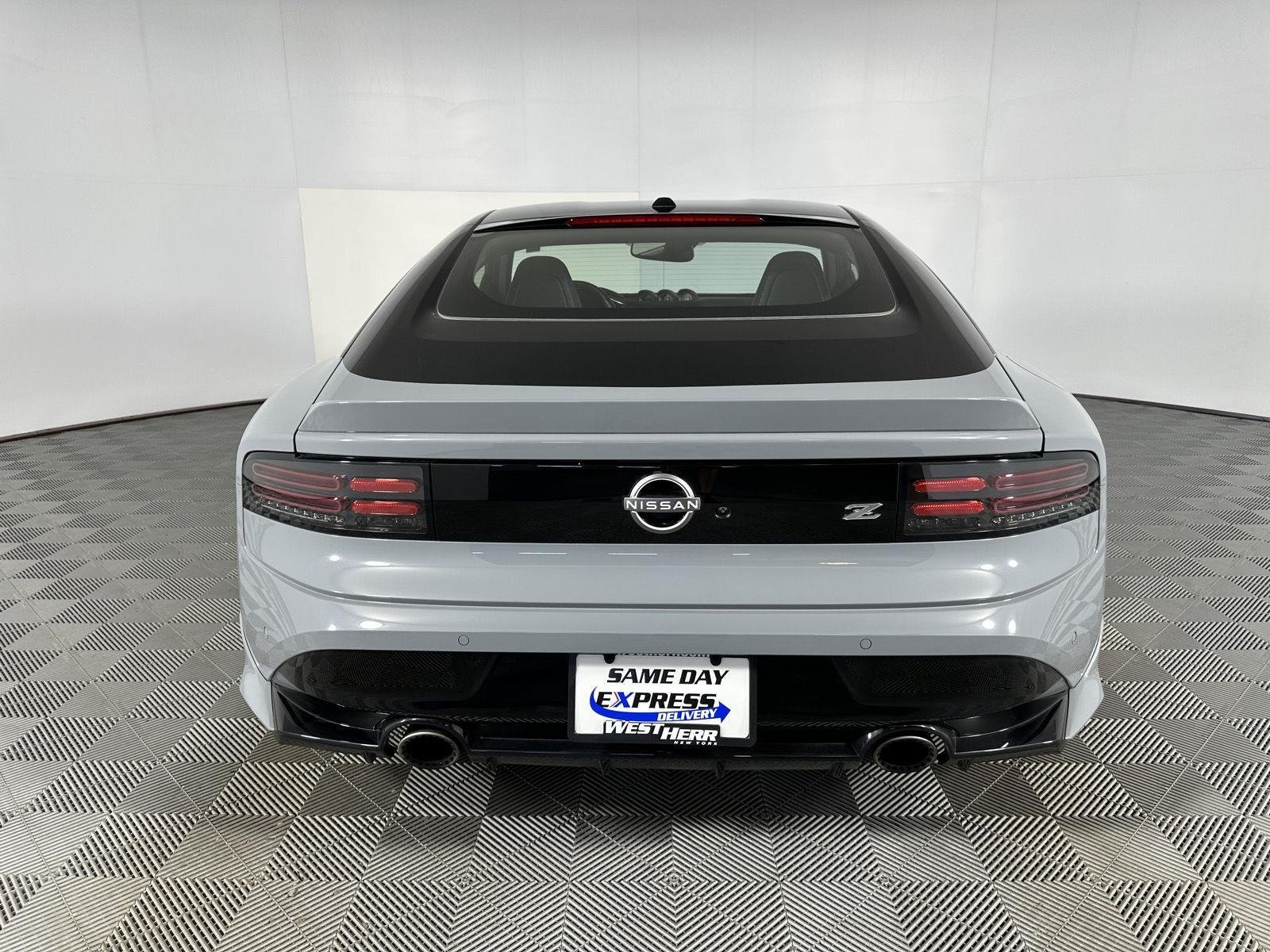 Used 2024 Boulder Gray/Super Black Nissan Performance image 9