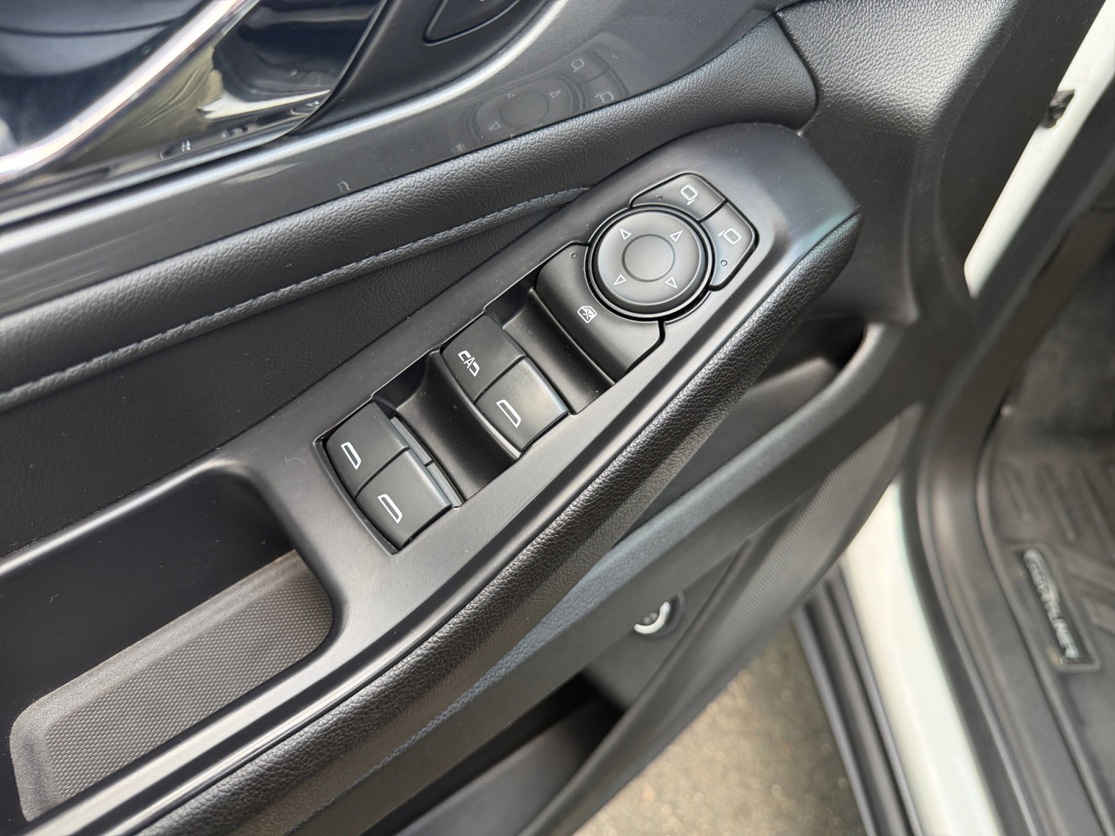 Used 2022 Summit White Chevrolet LT Cloth image 29