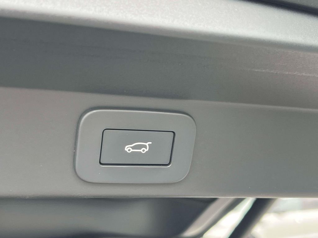Used 2025 Borasco Gray Metallic Land Rover SE image 14