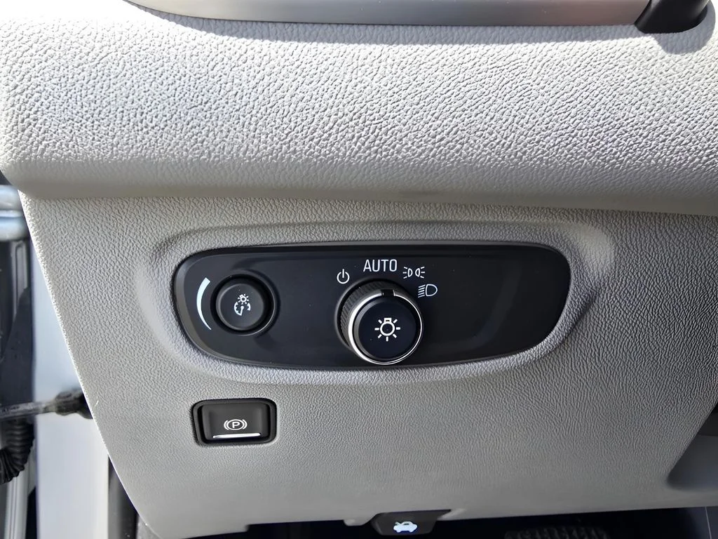 Used 2021 Quicksilver Metallic GMC SLE image 23