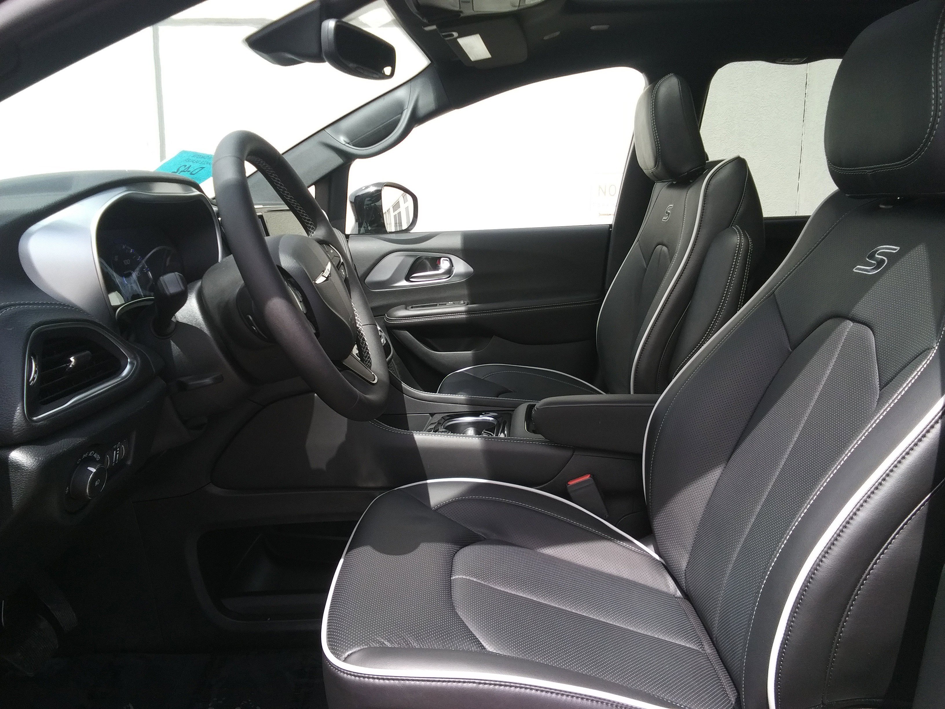 New 2026 Diamond Black Crystal Pearl-Coat Exterior Paint Chrysler Limited image 18