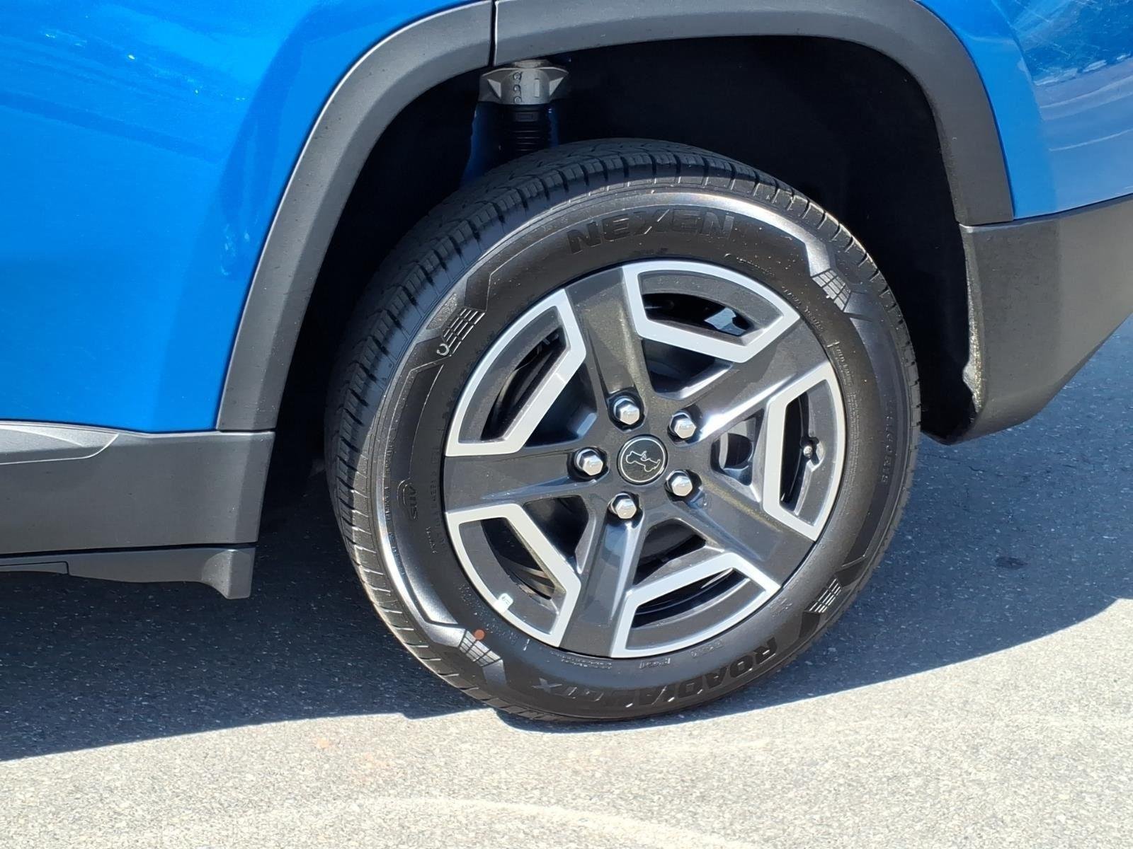 New 2026 Hydro Blue Pearl-Coat Exterior Paint Jeep  image 11