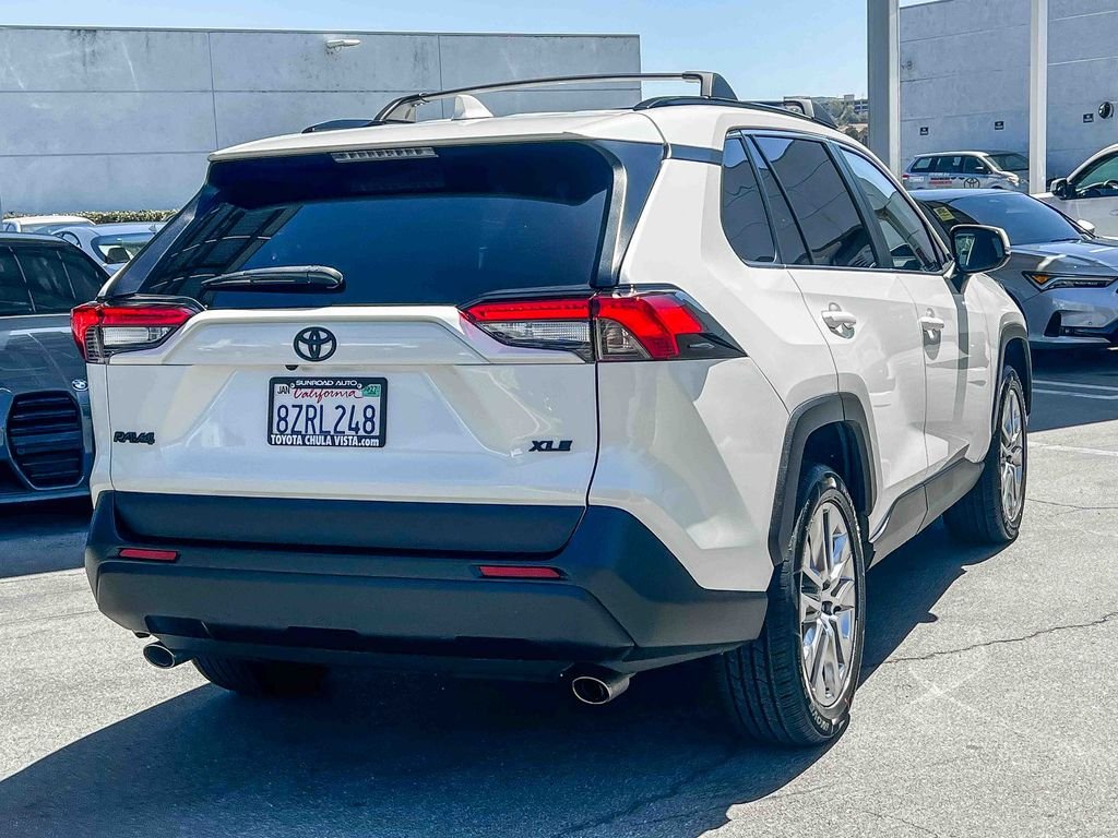 Used 2021 White Toyota XLE Premium image 6