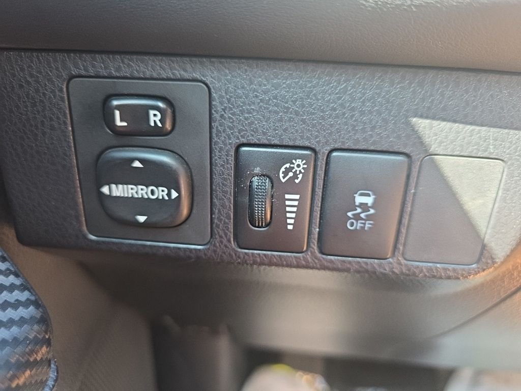 Used 2013 White Toyota XLE image 18