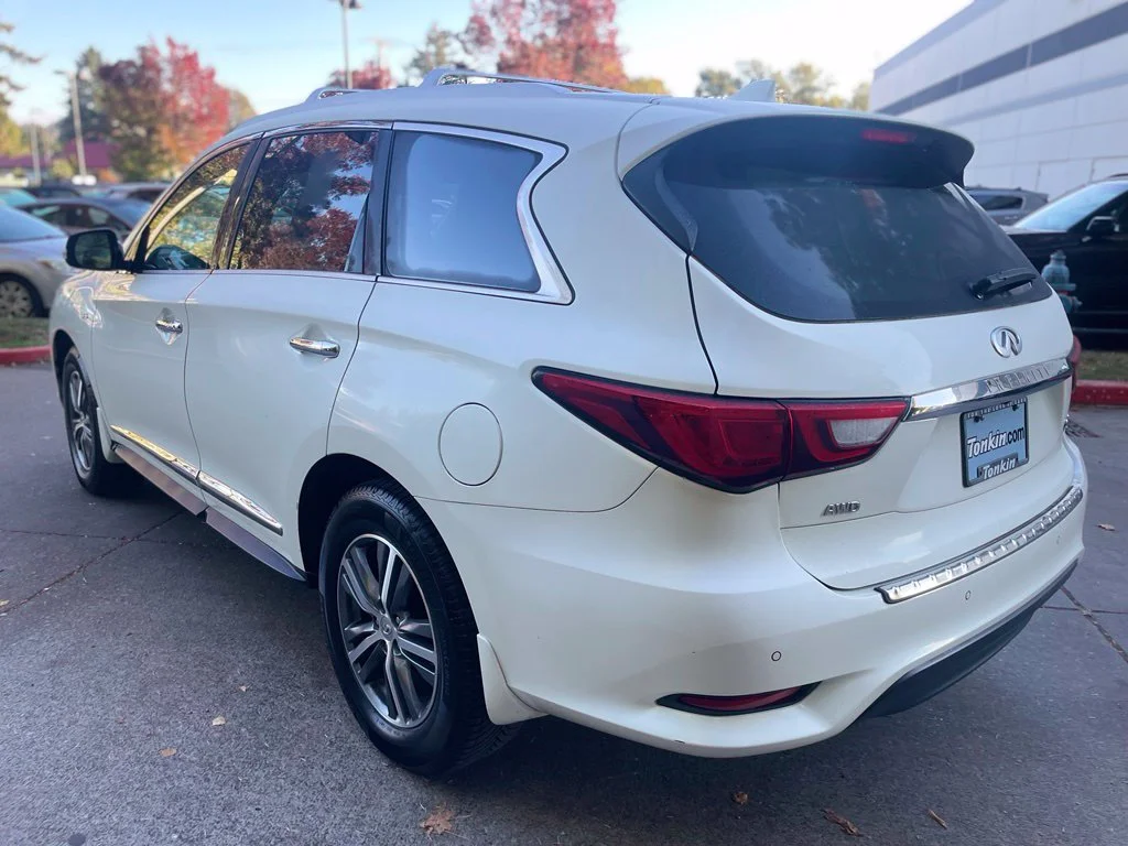 Used 2020 Majestic White INFINITI LUXE image 5