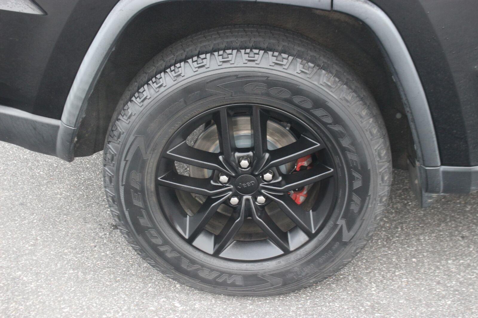 Used 2018  Jeep Laredo E image 31