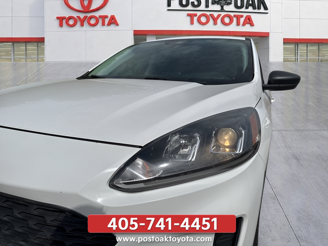 Used 2022 White Ford SE image 3