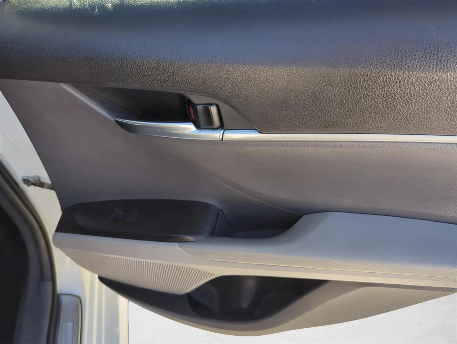 Used 2022 White Toyota LE image 26