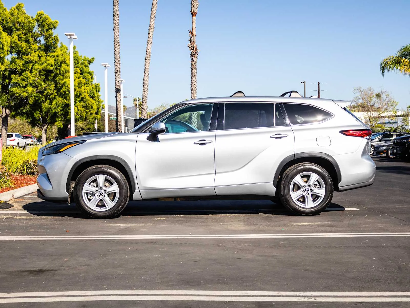 Used 2022 Silver Toyota LE image 12