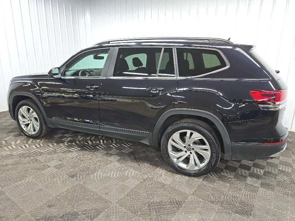 Used 2023 Black Volkswagen 3.6L V6 SE w/Technology image 4