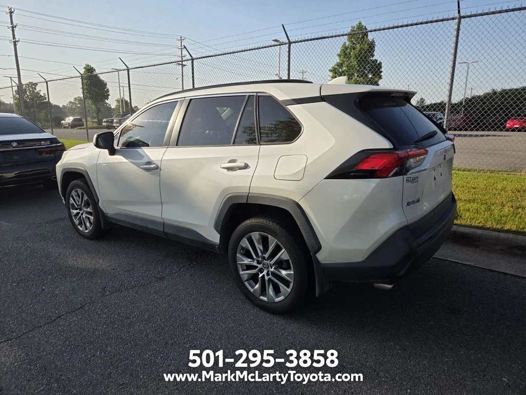 Used 2021 White Toyota XLE Premium image 8
