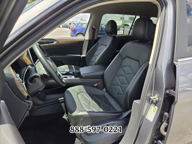 Certified Used 2025 Deep Black Pearl Volkswagen 2.0T SE W/TECHNOLOGY image 9