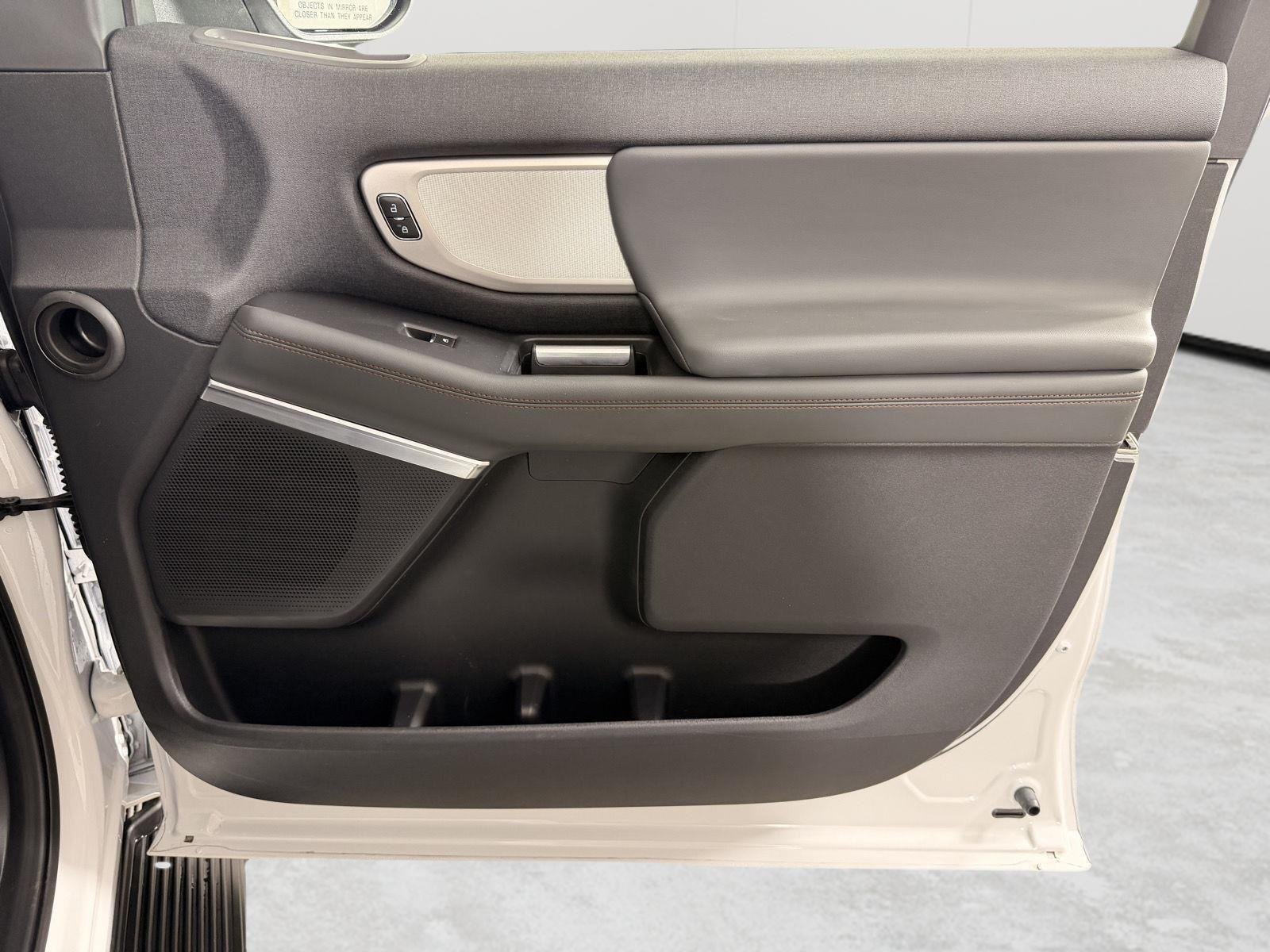 Used 2025 Oxford White Ford Active image 25