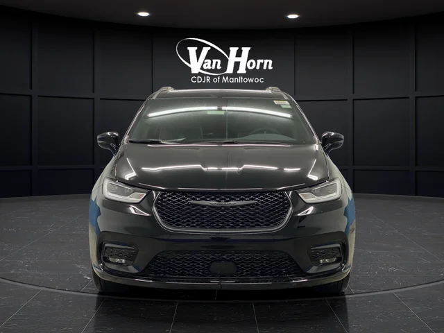 New 2026 Diamond Black Crystal Pearl-Coat Exterior Paint Chrysler Limited image 12