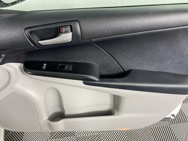 Used 2012 White Toyota LE image 23