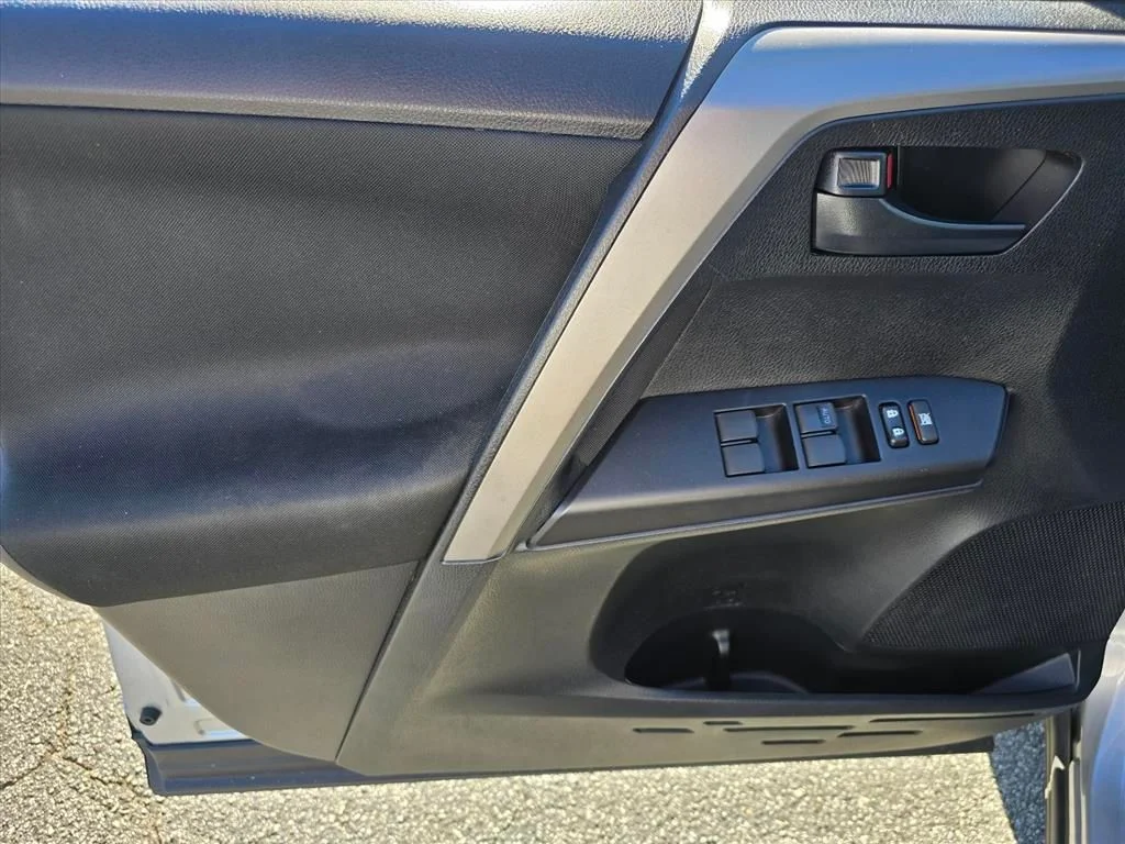 Used 2018 Silver Toyota LE image 9