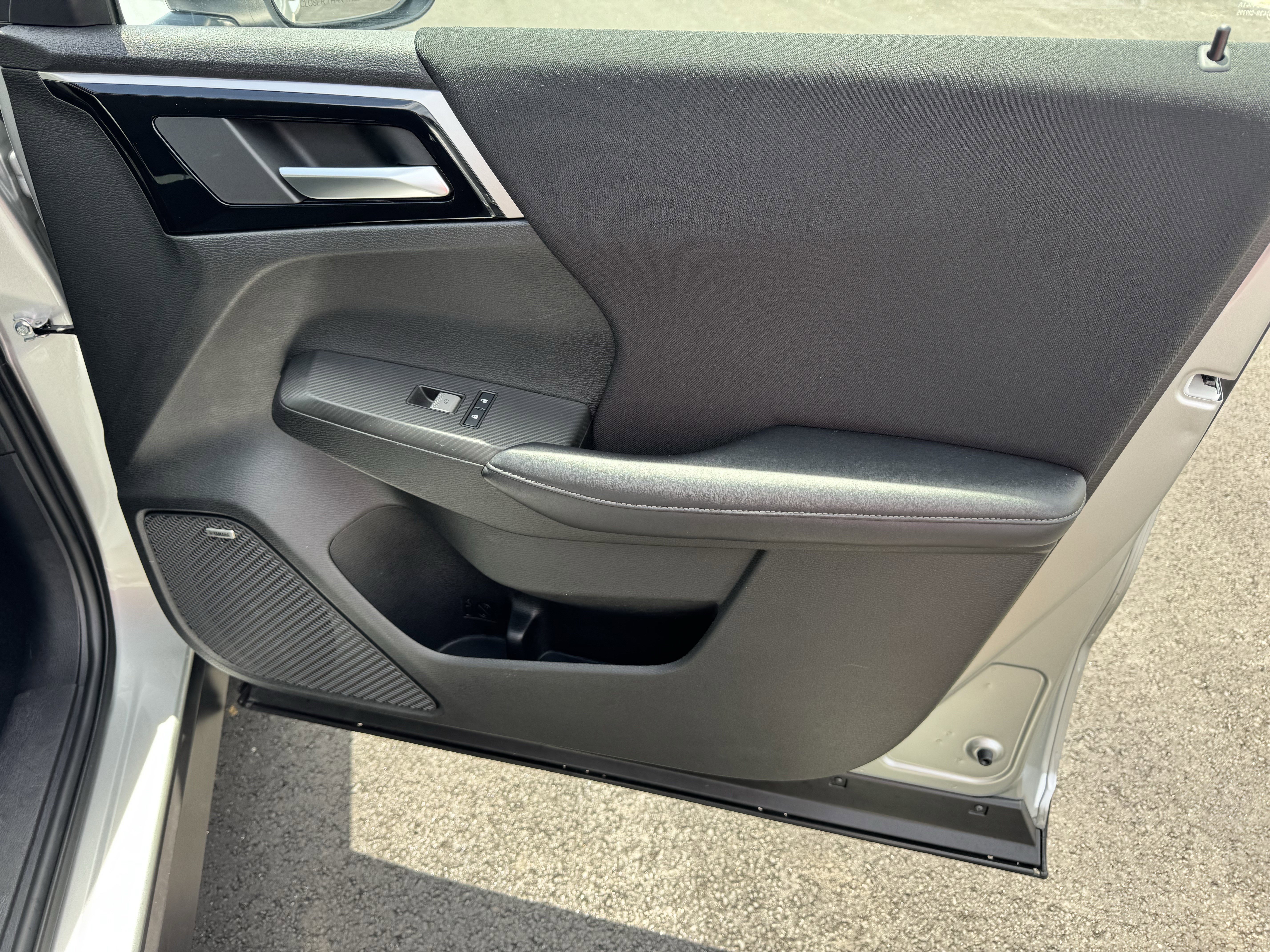 Used 2025  Mitsubishi ES image 14