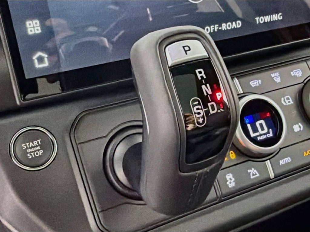 New 2026 Fuji White Land Rover X-Dynamic SE image 17
